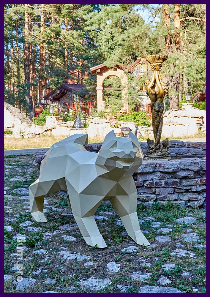 Полигональная скульптура счастливой собаки из крашеной стали в парке