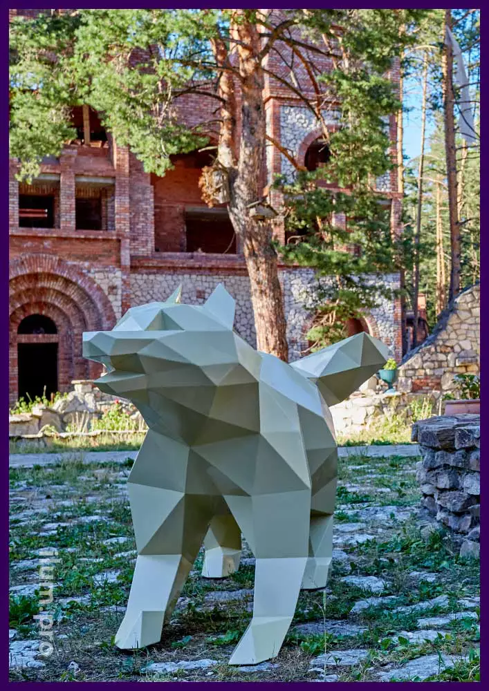Скульптура полигональная металлическая в форме весёлой, играющей собаки бежевого цвета