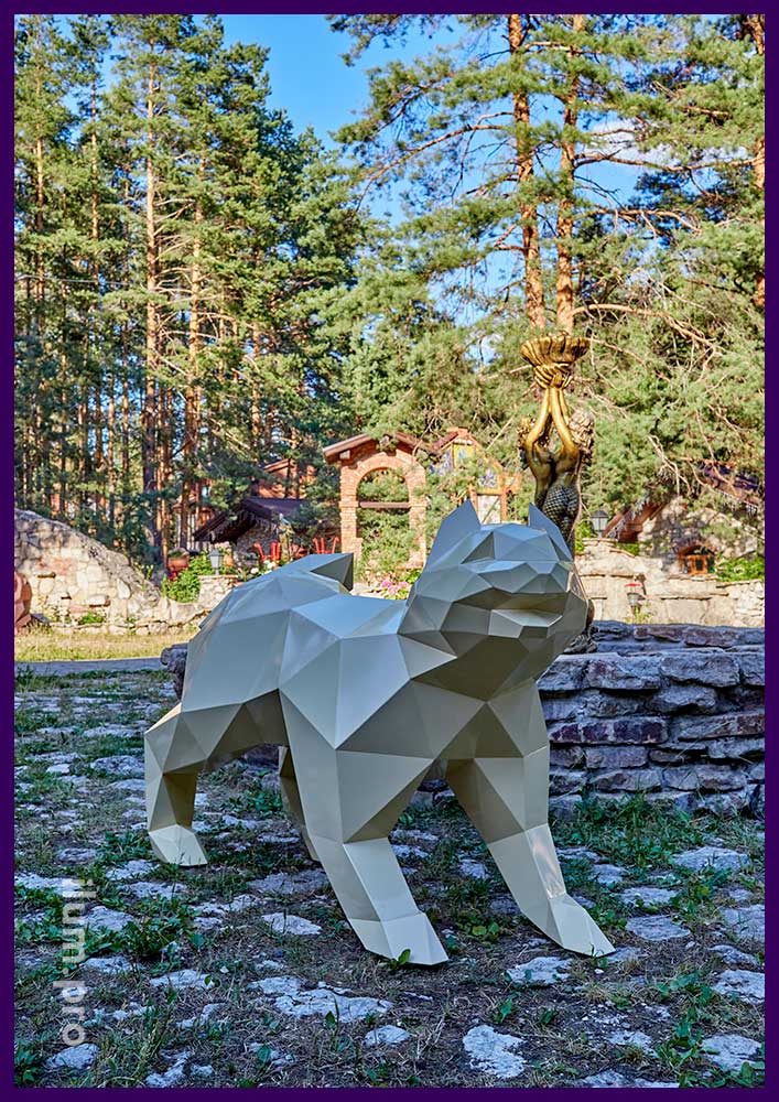 Счастливая собака - металлическая полигональная скульптура на улице