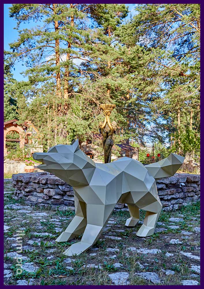 Металлическая скульптура в форме счастливой, играющей собаки для благоустройства территории