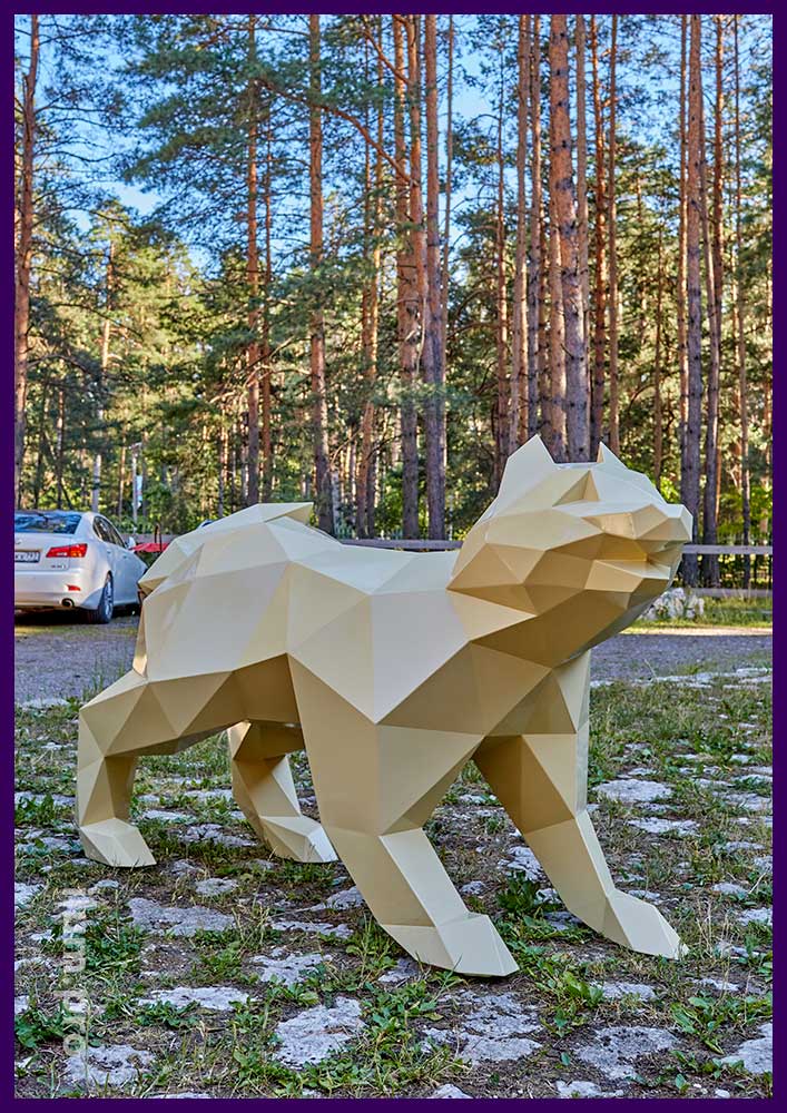 Арт-объект из стали в полигональном стиле - собака в играющей позе, длина 2 метра