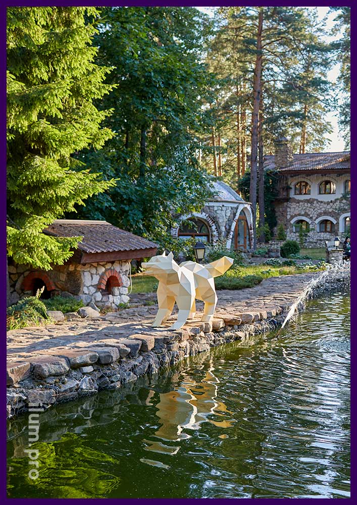 Украшение парк-отеля металлической полигональной скульптурой счастливой собаки