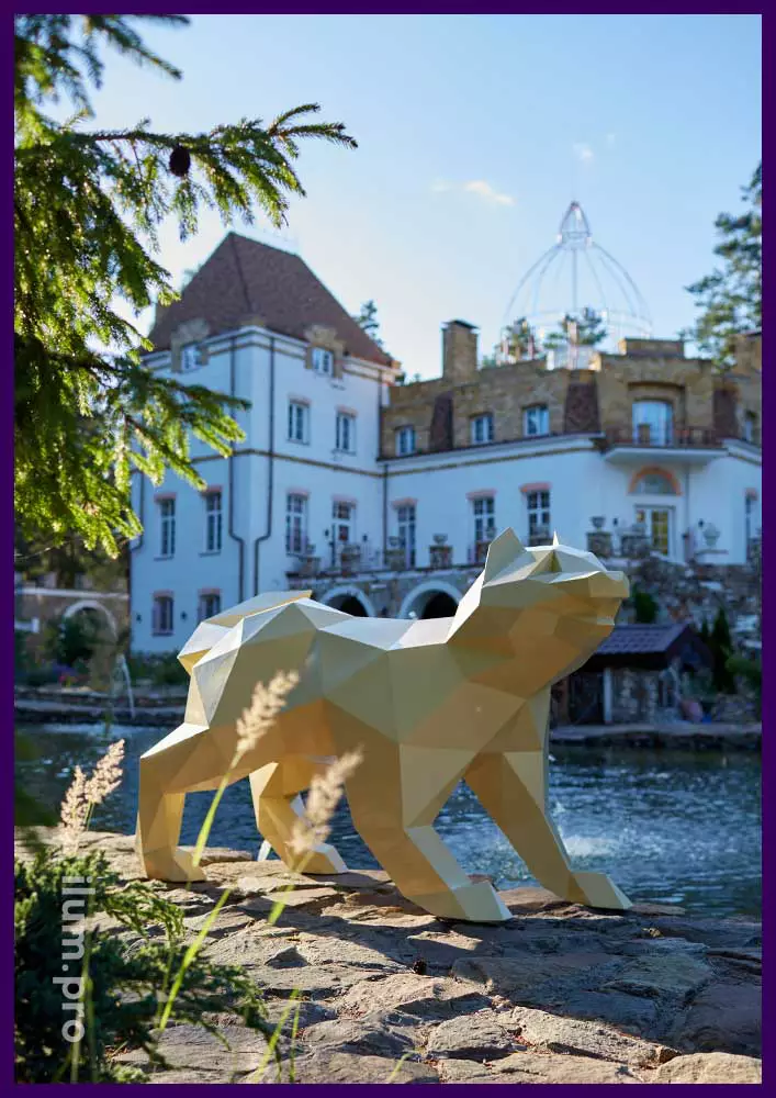 Счастливая собака - полигональная скульптура из крашеного металла для благоустройства территории парк-отеля