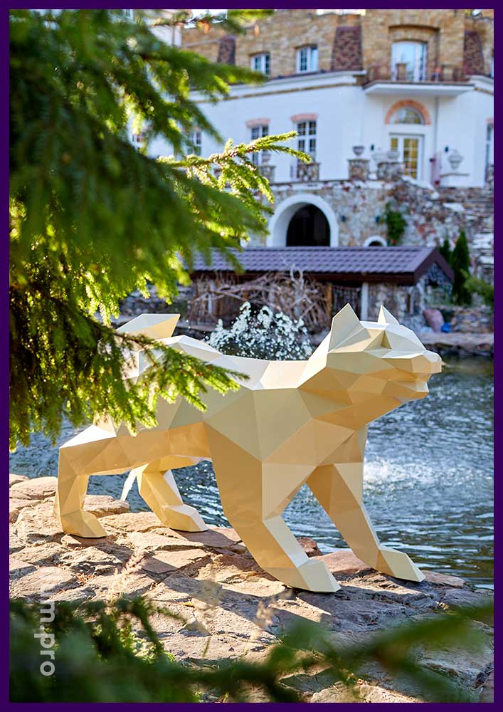 Бежевая собака из крашеной стали в полигональном стиле - уличный арт-объект