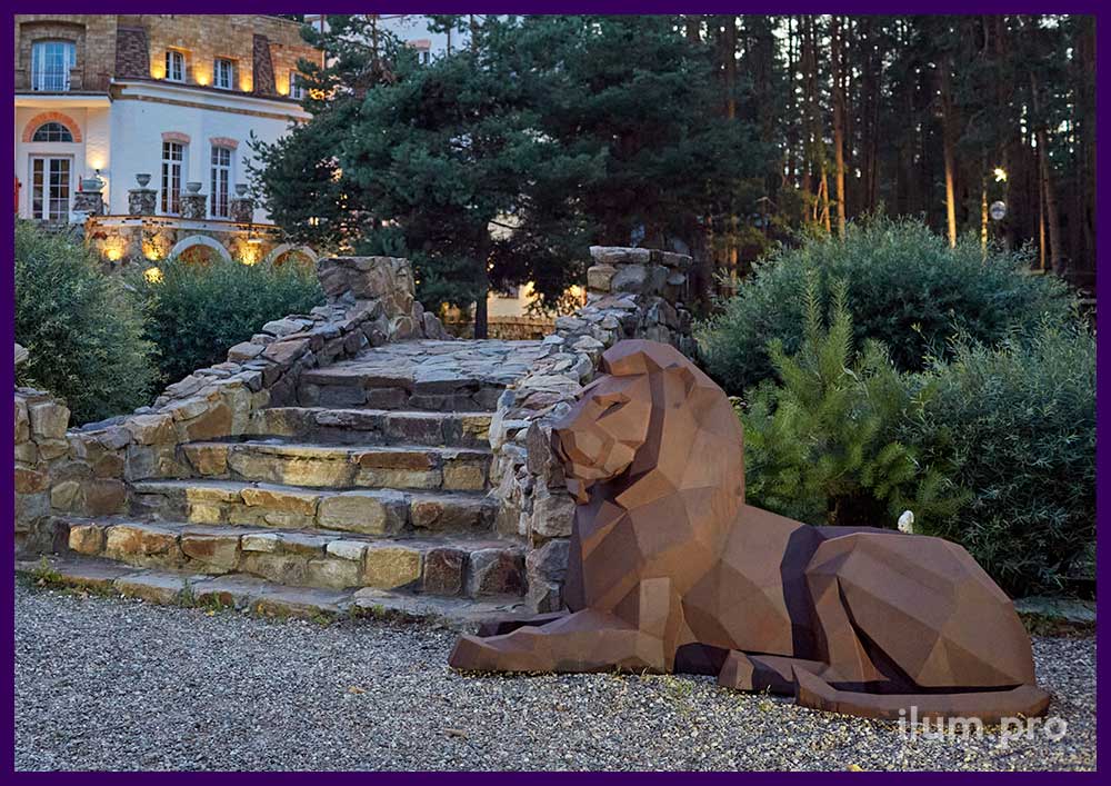 Фотозона с металлическими львами из кортеновской стали на территории парк-отеля