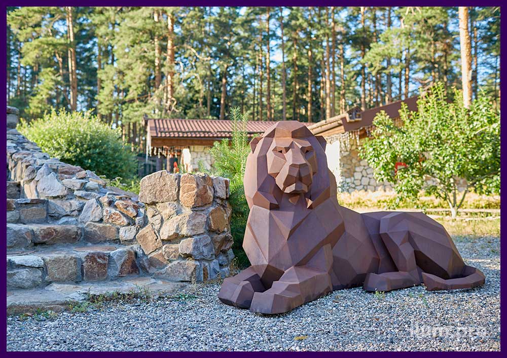 Полигональная фигура лежащего льва из кортеновской стали для украшения ландшафта