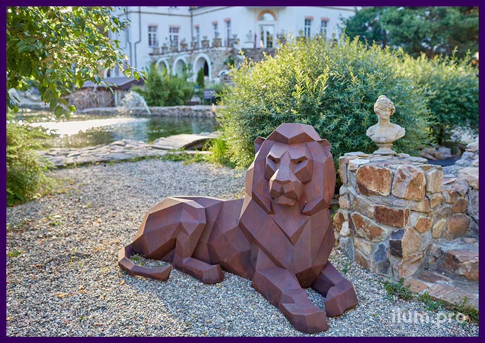 Фотозона в парк-отеле с большими, полигональными львами из кортена