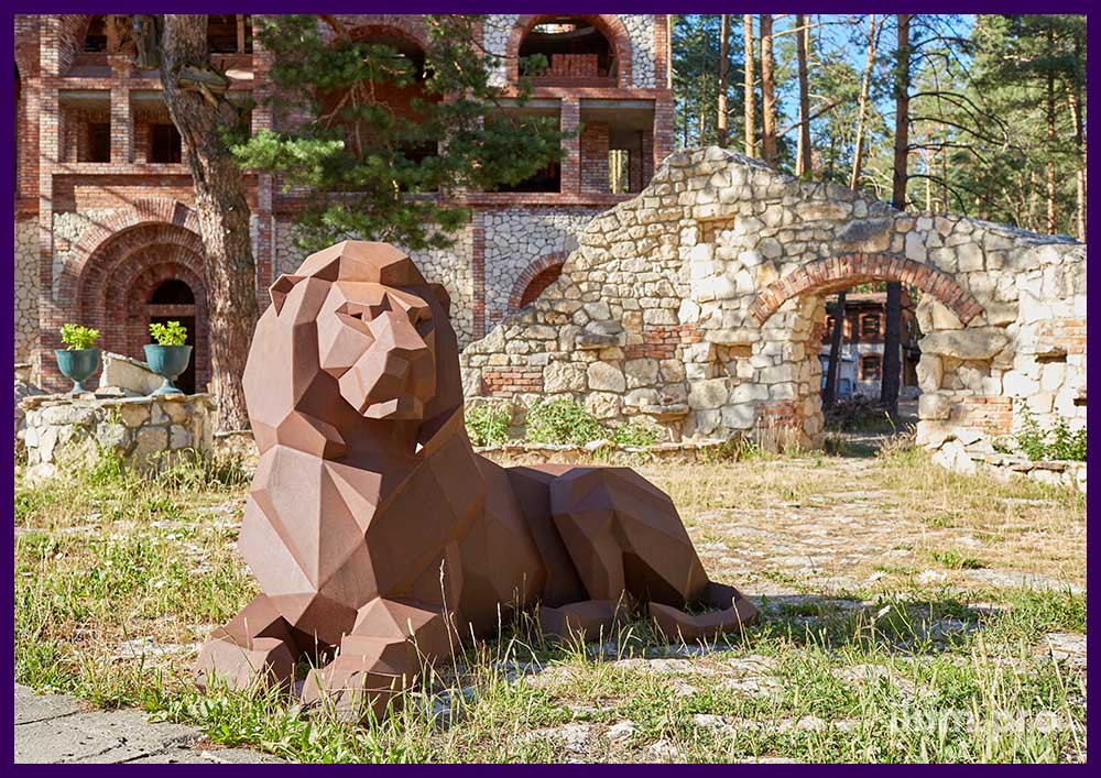 Ландшафтные скульптуры из кортена - полигональные львы, лежащие на газоне
