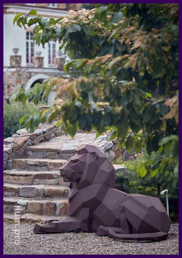 Металлические полигональные скульптуры лежащих львов из кортена для сада