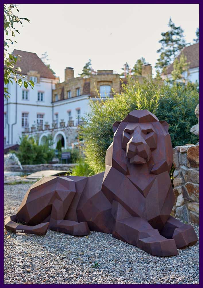 Большая полигональная скульптура в форме льва из кортена - украшение парка