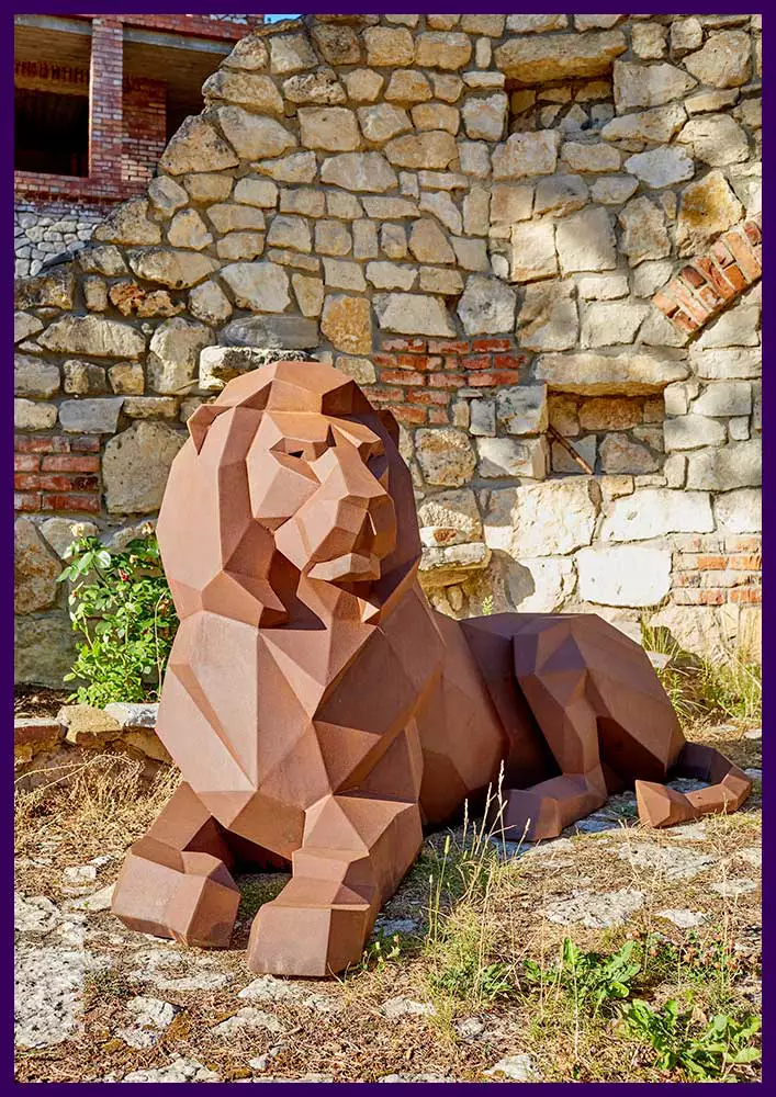 Лев из кортена - металлическая полигональная скульптура животного больших размеров