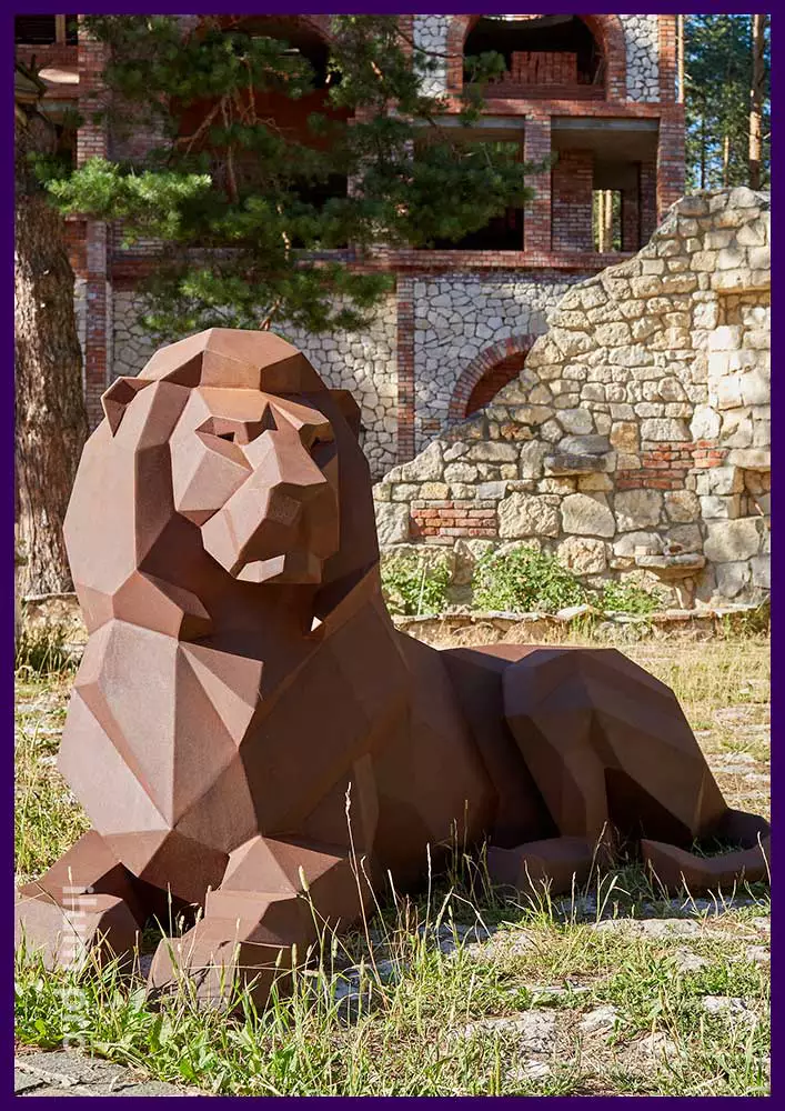 Львы полигональные металлические - скульптуры из кортена для украшения территории парка