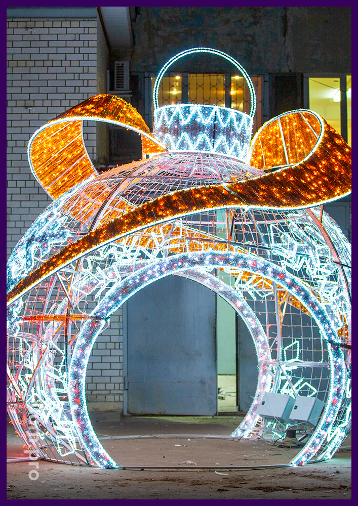 Разноцветные шары с гирляндами - крупные арки на Новый год для украшения города