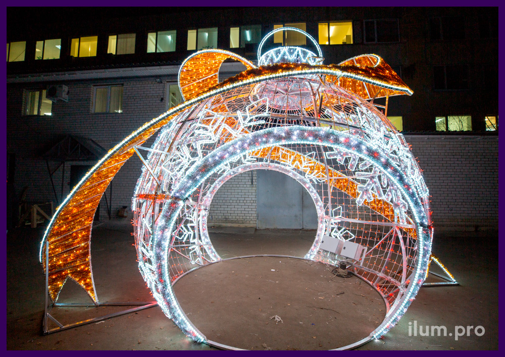 Новогодний шар-арка из металлического каркаса и светодиодных гирлянд разных цветов