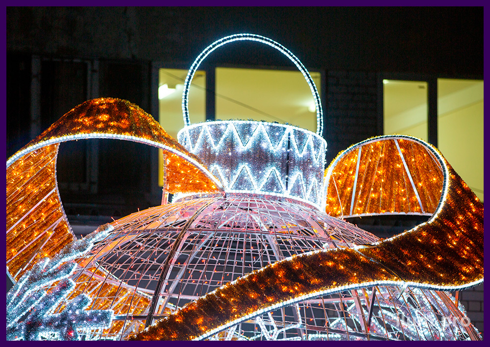 Светящийся шар с золотыми лентами из мишуры и подсветкой уличными гирляндами на Новый год