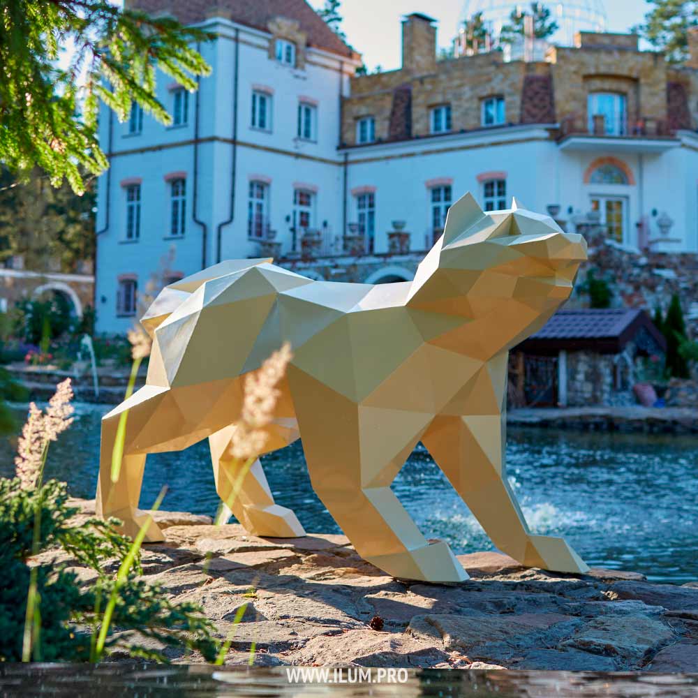 Полигональная собака из крашеного металла в парк-отеле