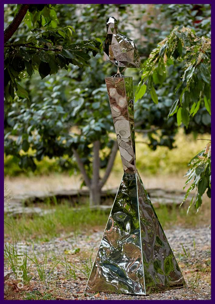 Садово-парковая скульптура из зеркальной нержавеющей стали в форме полигонального голубя