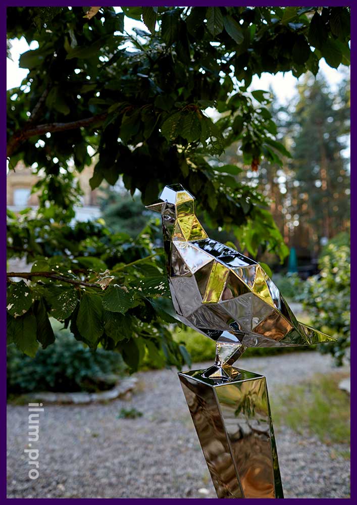 Металлическая скульптура зеркального, полигонального голубя для украшения ландшафта в парк-отеле