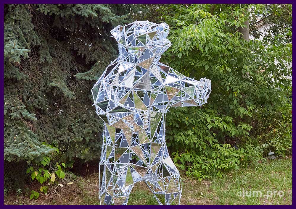 Зеркальный полигональный медведь с серебряным композитом и подсветкой полигонов гирляндами
