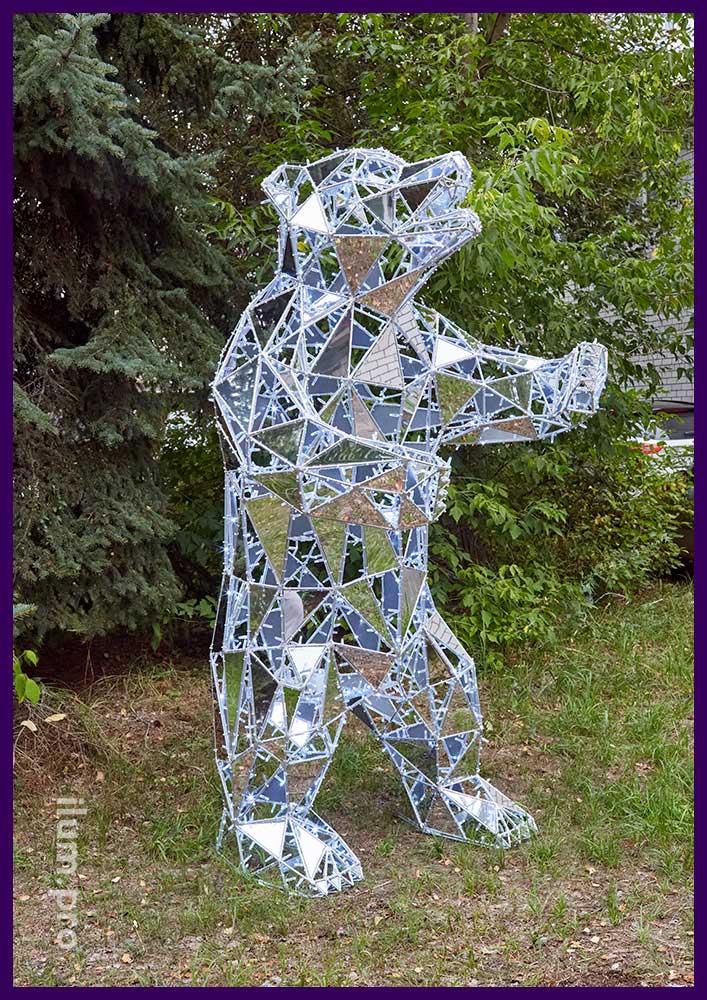 Медведь из гирлянд и серебряного, зеркального композита на металлическом каркасе
