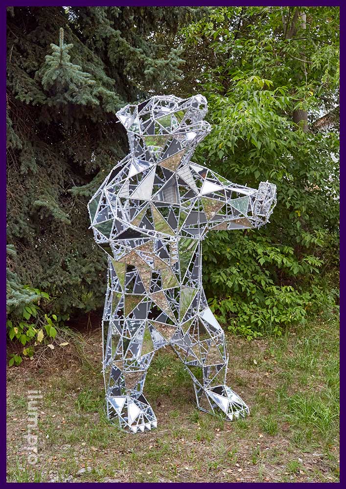 Серебряный полигональный медведь с подсветкой уличными гирляндами белого цвета