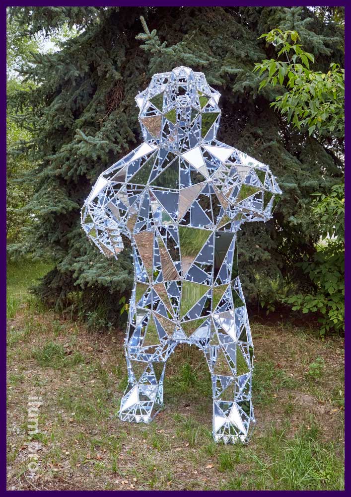 Зеркальный, серебристый медведь из алюминия и гирлянд в полигональном стиле