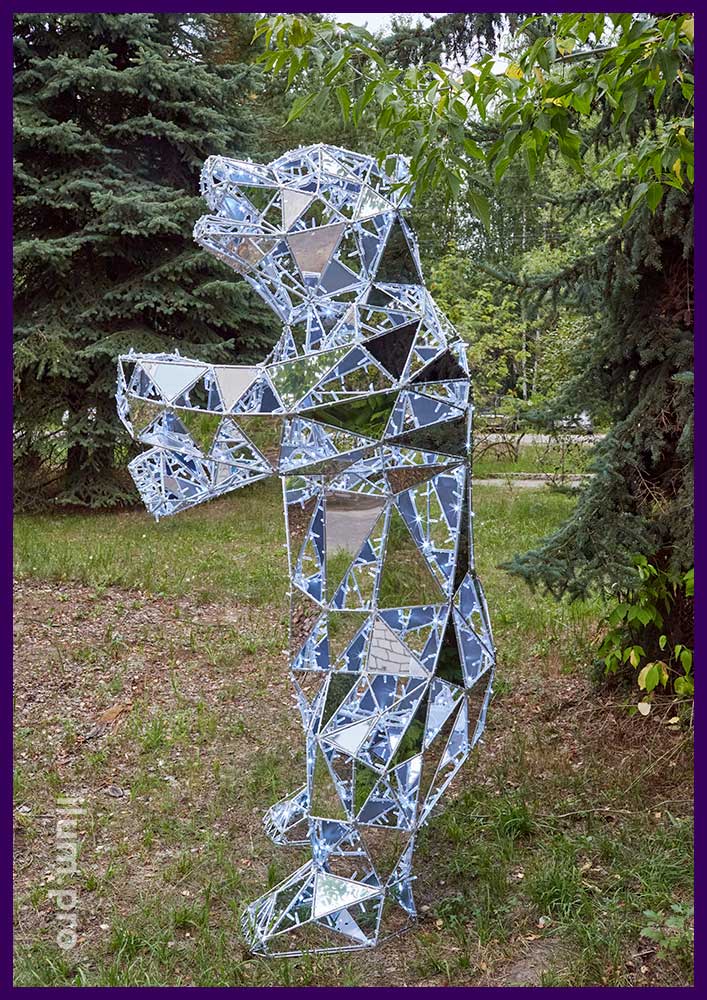 Медведь полигональный - уличная скульптура с подсветкой и серебряными, зеркальными гранями