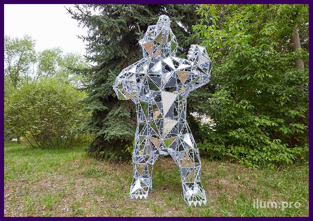 Скульптура полигонального медведя из холодных белых гирлянд и серебряного, зеркального АКП