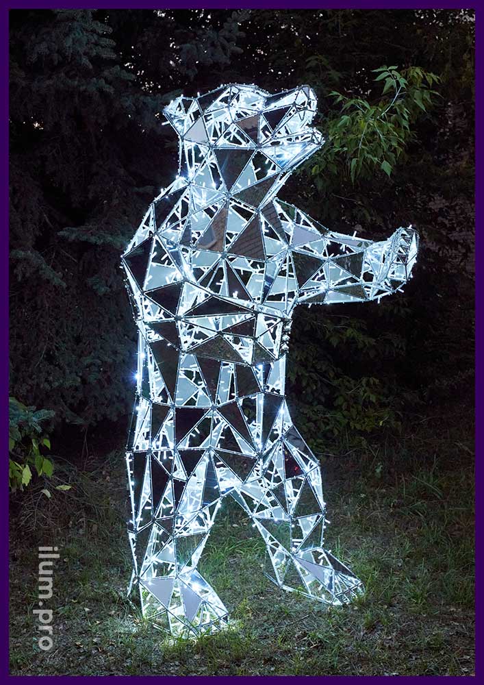 Медведь полигональный - ландшафтная скульптура с серебряными гранями и уличными гирляндами белого цвета