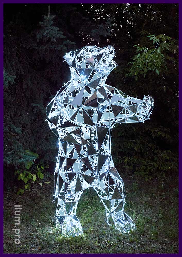 Скульптура полигонального медведя с подсветкой белыми гирляндами и зеркальным композитом