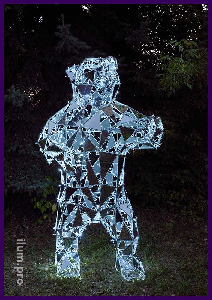 Фигура полигонального медведя из алюминиевого профиля, серебряного, зеркального композита и гирлянд