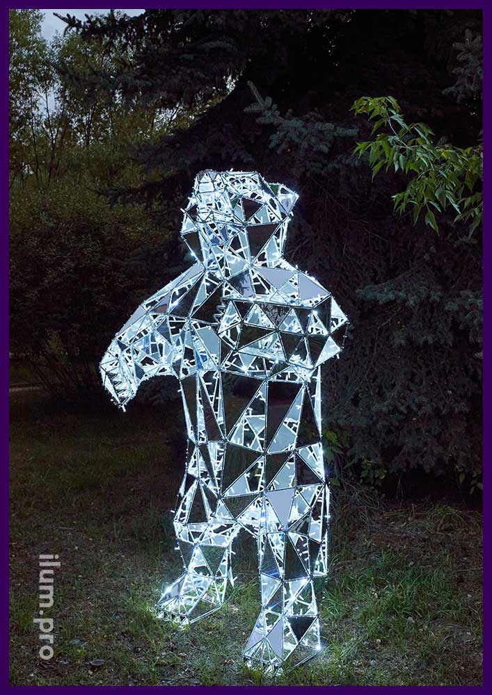 Медведь полигональный, зеркальный с гирляндами холодного белого цвета и серебряным композитом