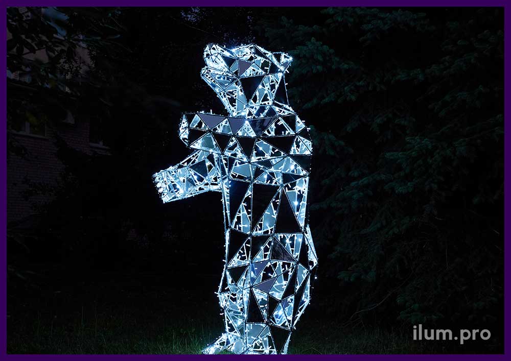 Зеркальная, полигональная скульптура медведя с подсветкой уличными гирляндами