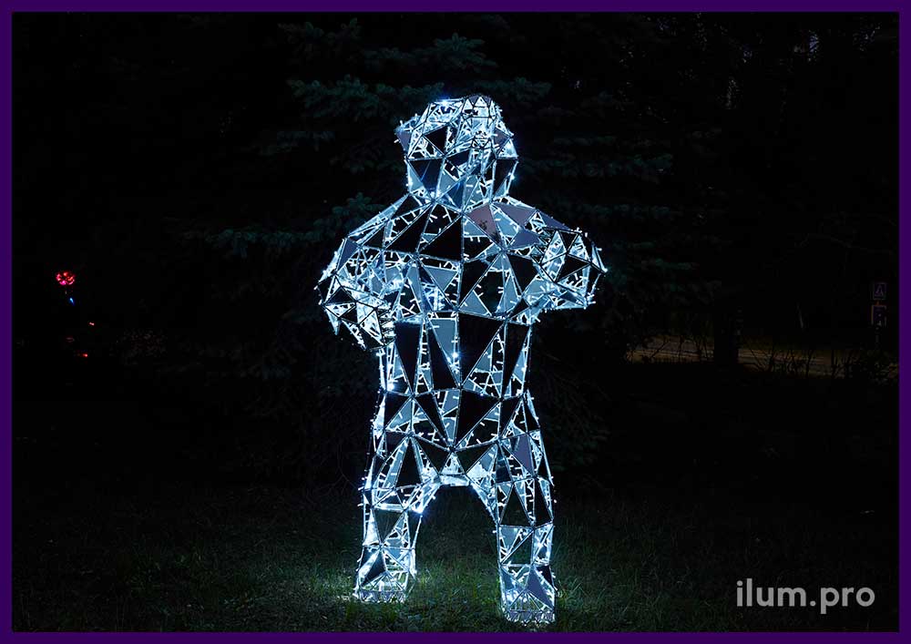 Украшение территории металлической полигональной скульптурой медведя гризли с подсветкой