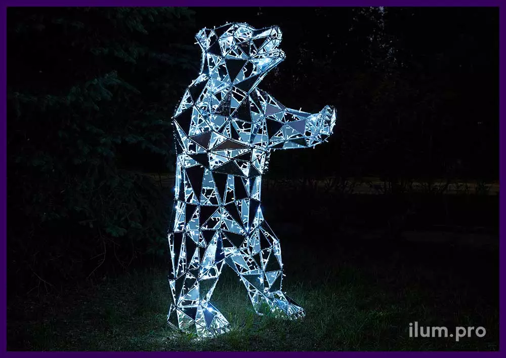 Белый медведь полигональный, стоящий на задних лапах - серебряная скульптура