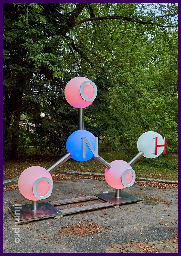 Светящиеся молекулы из разноцветных шаров с встроенными лампочками белого, синего и красного цвета