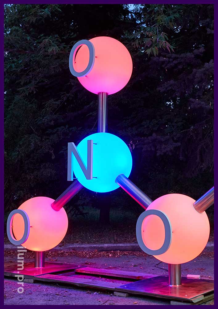 Молекула светящаяся с разноцветными шарами на нержавеющих трубах - стела для завода