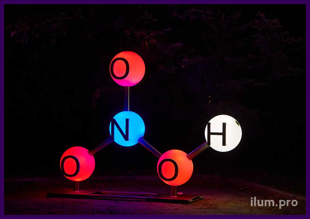 Светящиеся шары на нержавеющих стержнях в форме молекулы азотной кислоты - фотозона для завода удобрений