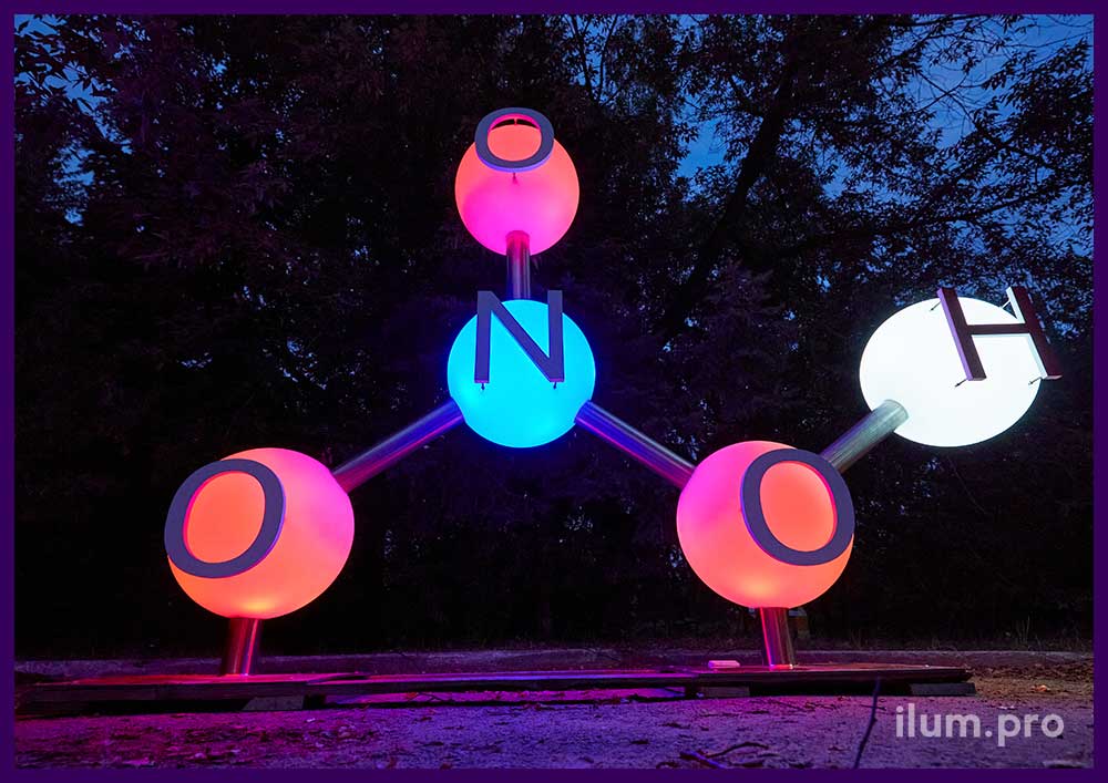 Фотозона из разноцветных, пластиковых шаров с встроенной подсветкой на каркасе из нержавеющих труб