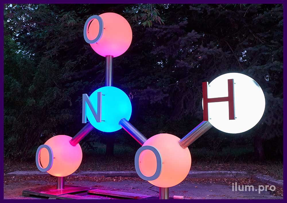 Стела для химического предприятия в форме разноцветной, светящейся молекулы азотной кислоты
