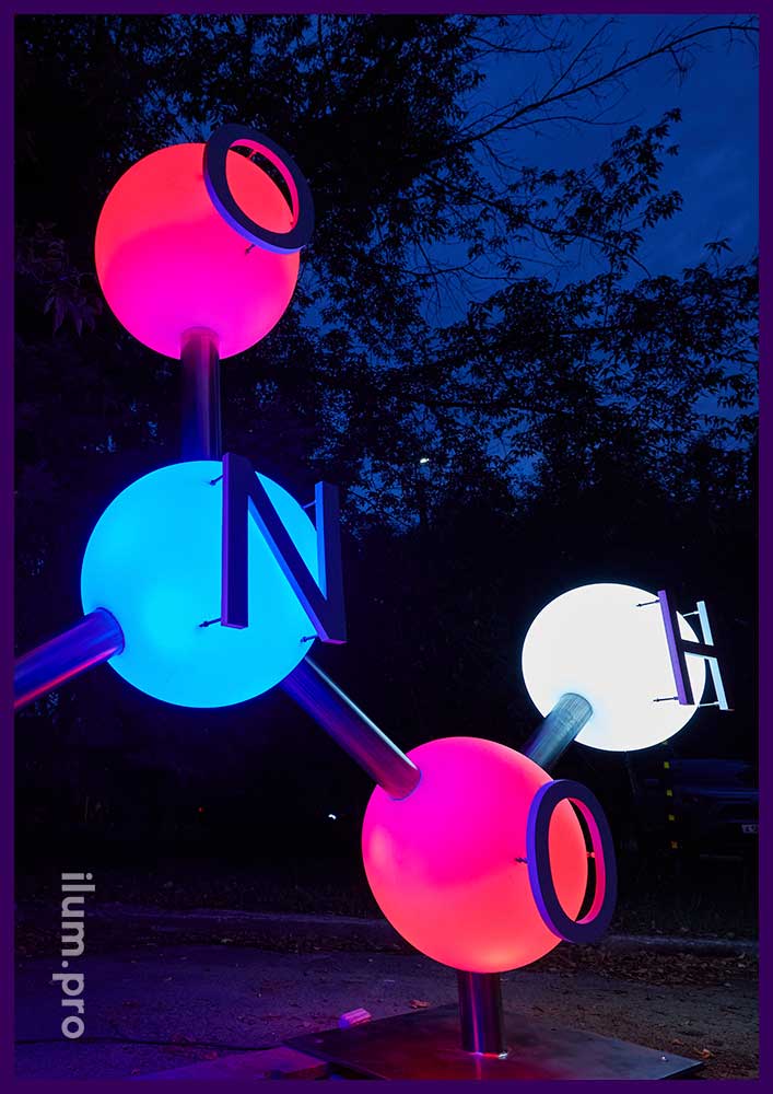 Фотозона из шаров с подсветкой в виде молекулы азотной кислоты для завода