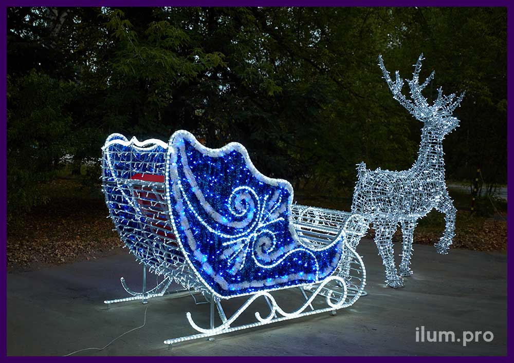 Украшение площади светодиодными фигурами оленя с санями Деда Мороза из гирлянд