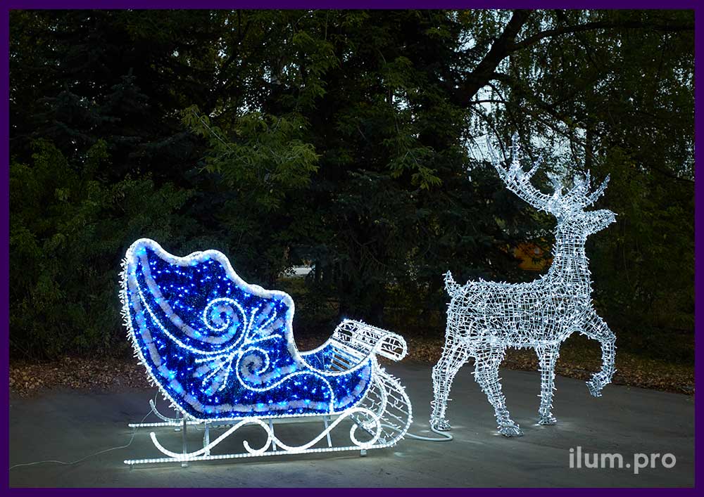Сани и олень с гирляндами и мишурой - фотозона новогодняя уличная с алюминиевым каркасом