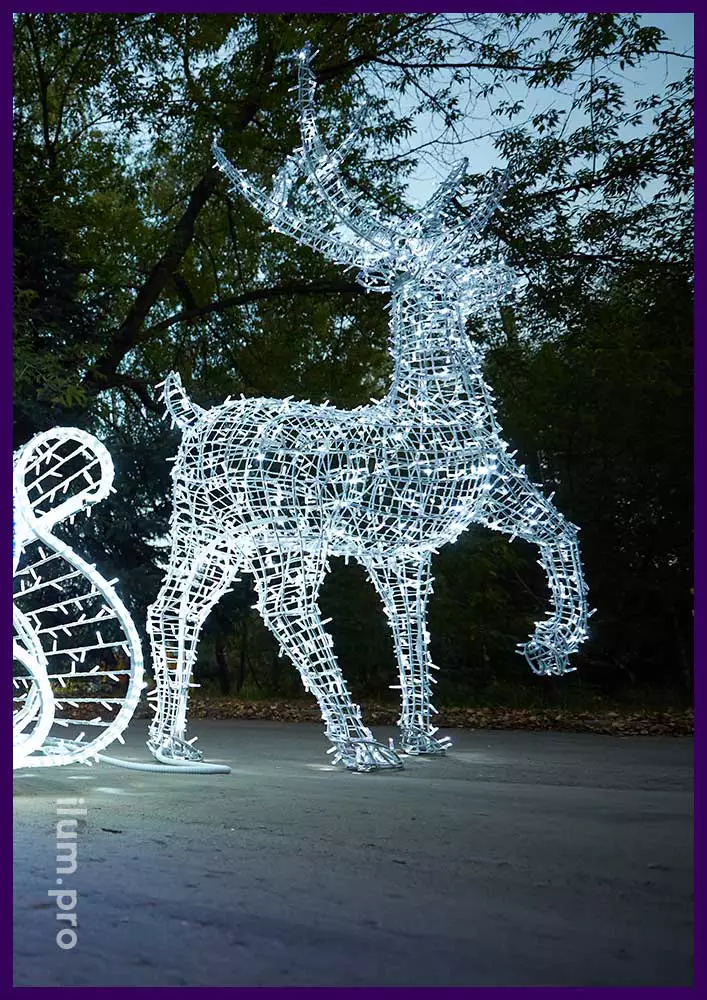 Белый олень из гирлянд и сани Деда Мороза из мишуры - новогодняя фотозона