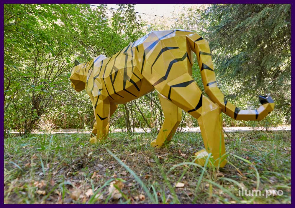 Металлический тигр золотого цвета с тёмными полосками на спине и боках - полигональный арт-объект