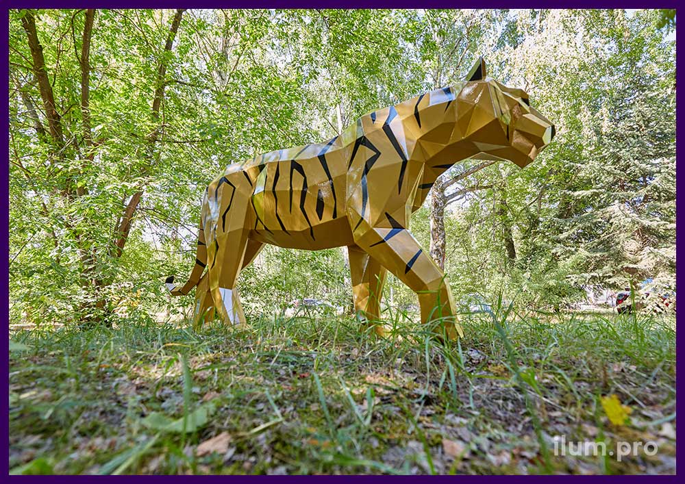 Полигональная скульптура животного золотого цвета из крашеной стали - тигр с чёрными полосками