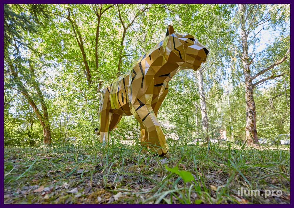 Скульптура металлическая в форме тигра с полигональным каркасом золотого цвета