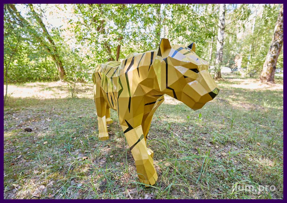 Тигры золотые металлические - полигональные скульптуры животных в саду