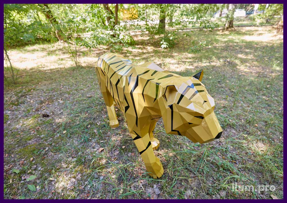 Тигр полигональный - металлическая скульптура золотого цвета с чёрными полосками