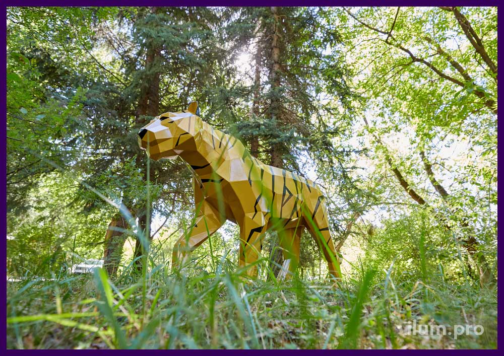 Золотой тигр в полигональном стиле - ландшафтная скульптура в форме животного в парке